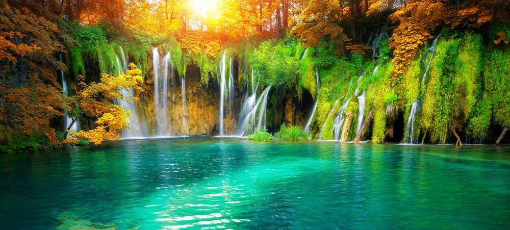 Panoramafotografie eines Wasserfalls (depositphoto.com)