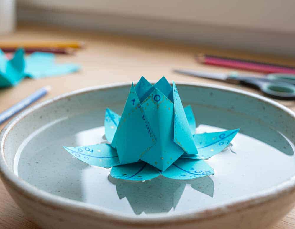 Kostenloses Bastelexperiment mit einer gebastelten Wasserblume Kostenloses Bastelexperiment mit einer gebastelten Wasserblume