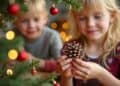 Weihnachtsbaumschmuck-Anhänger aus Tannenzapfen mit Kindern basteln