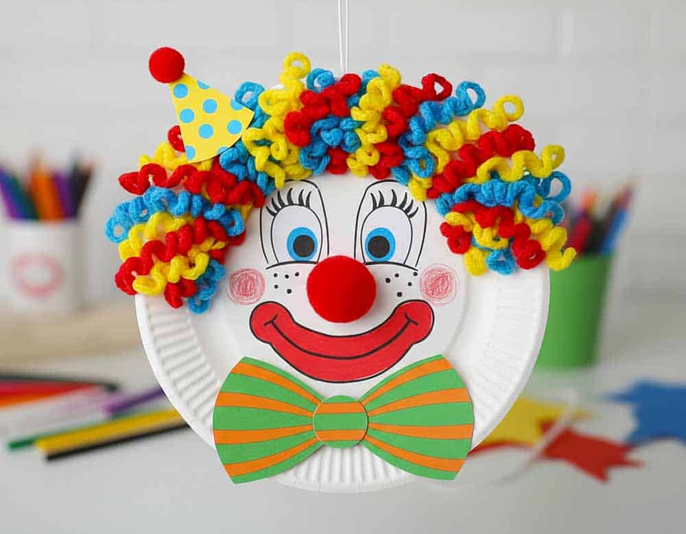 Clown zum Aufhängen basteln mit weißen Pappteller