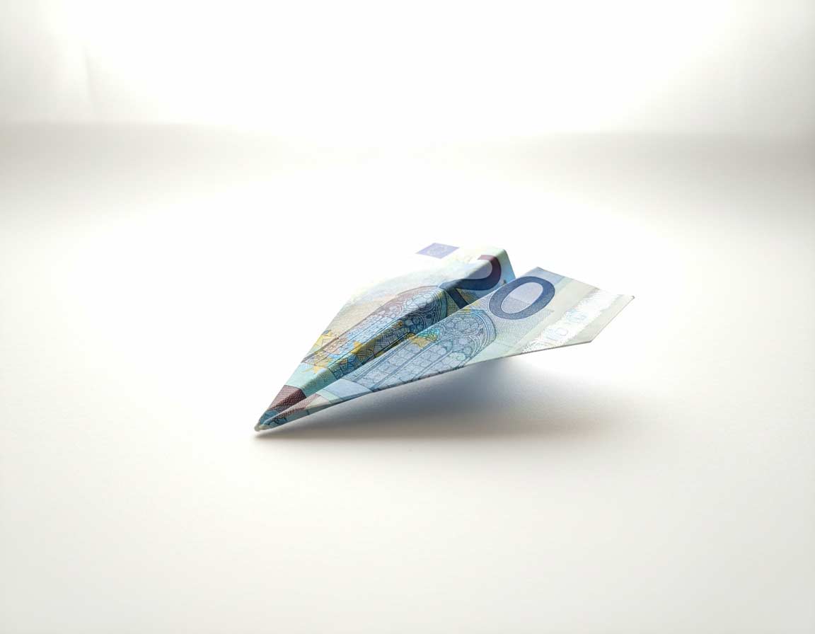 sauber gefaltetes Flugzeug aus einem Geldschein sauber gefaltetes Flugzeug aus einem Geldschein