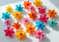 Origami Blume falten einfach – bunte Papierblüten auf hellem Tisch