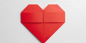 Papier Herz falten aus DIN A4 Papier – rotes gefaltetes Herz auf hellem Tisch