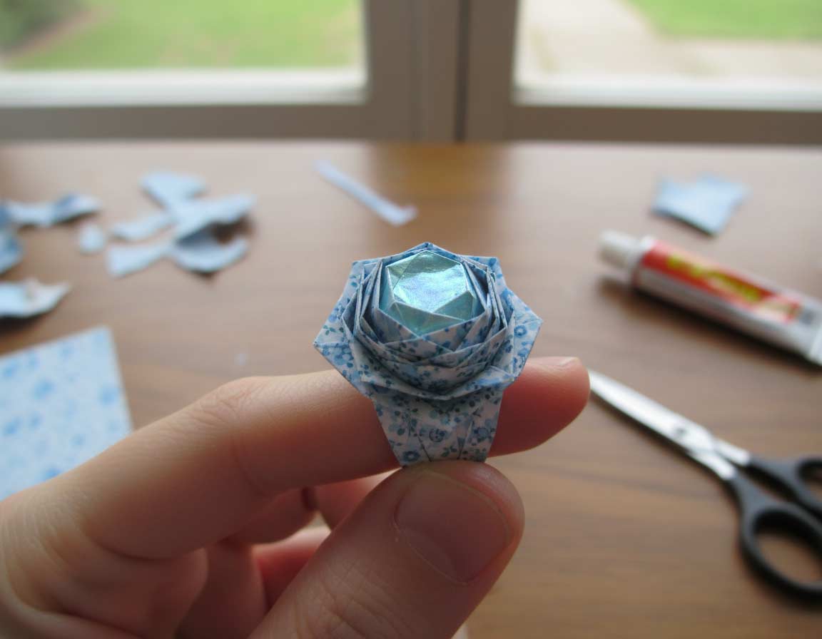 Üppiger Ring aus Papier selbstgebastelt Üppiger Ring aus Papier selbstgebastelt