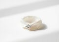 Ring aus Papier basteln – filigraner gefalteter Papierring mit Papierstein