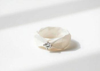 Ring aus Papier basteln – filigraner gefalteter Papierring mit Papierstein