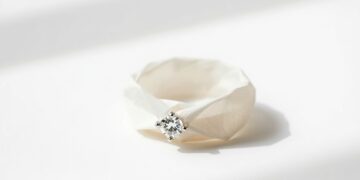 Ring aus Papier basteln – filigraner gefalteter Papierring mit Papierstein